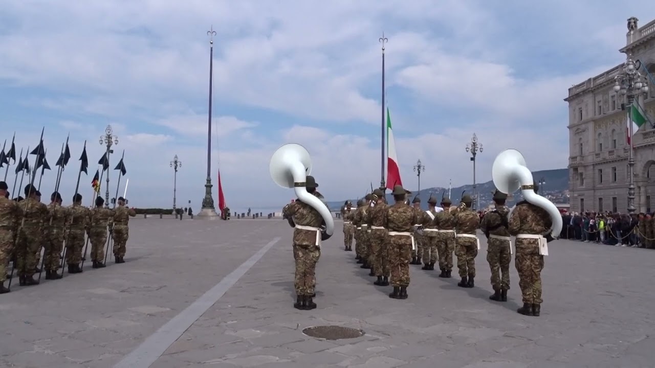 Alzabandiera solenne in Piazza dell'Unità d'Italia