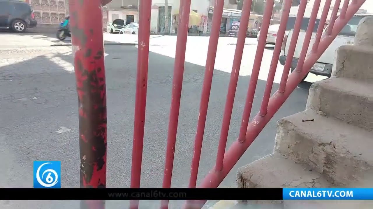 Puente peatonal en Ayotla, sin mantenimiento, representa riesgo para transeúntes