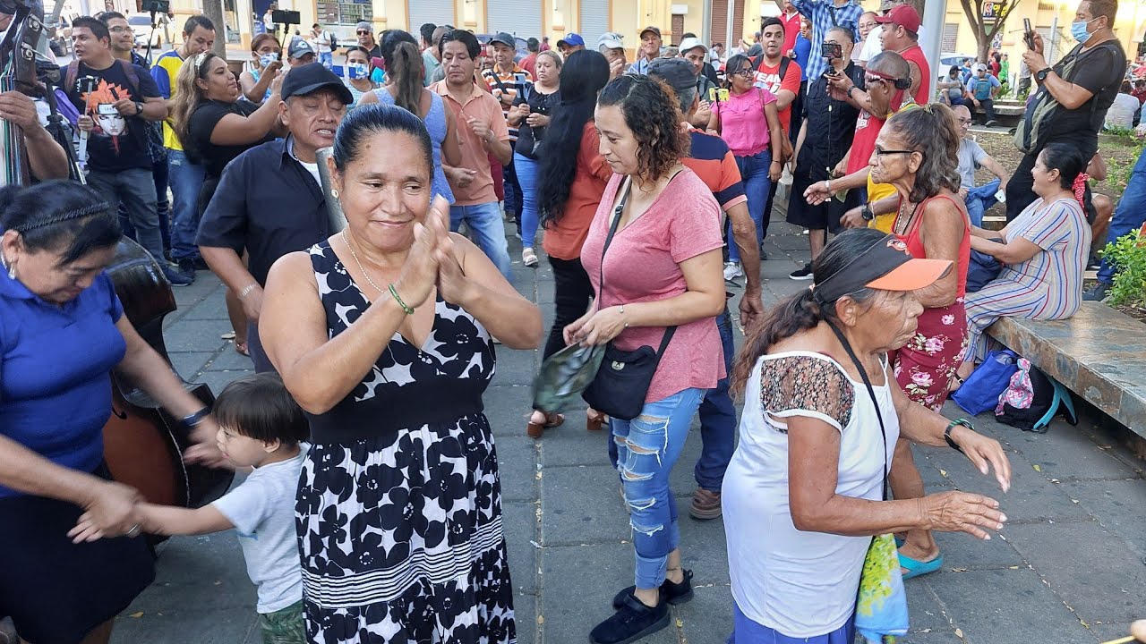 DESDE LA PLAZA LIBERTAD EN VIVO EN EL MARTES CON JONA SV CHELEEE