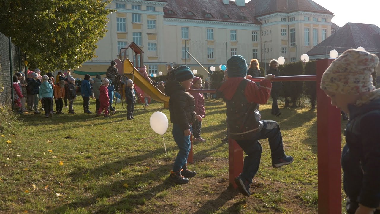 ŠKOLKA V OKRUŽNÍ ULICI V AŠI SI K VÝROČÍ MĚSTA POSTAVILA NOVÉ HŘIŠTĚ