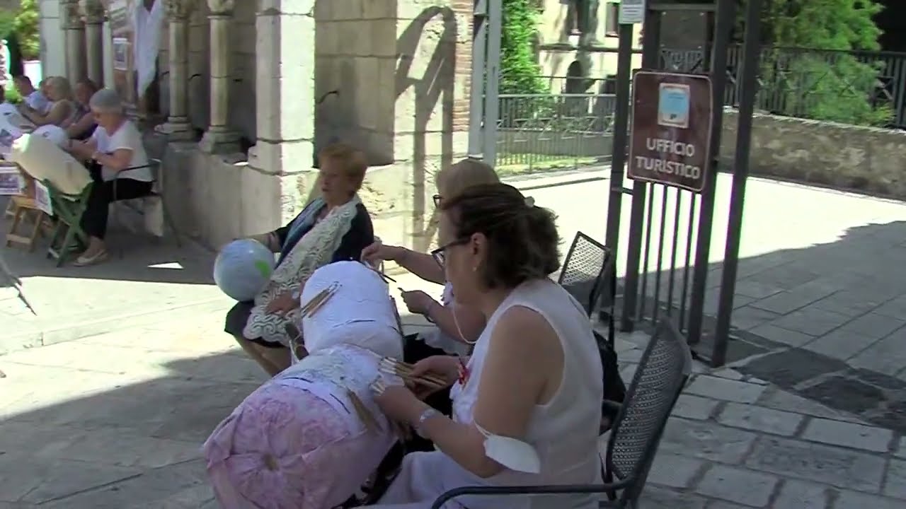 Tradizione da salvare: a Isernia giovani apprendiste merlettaie cercasi...