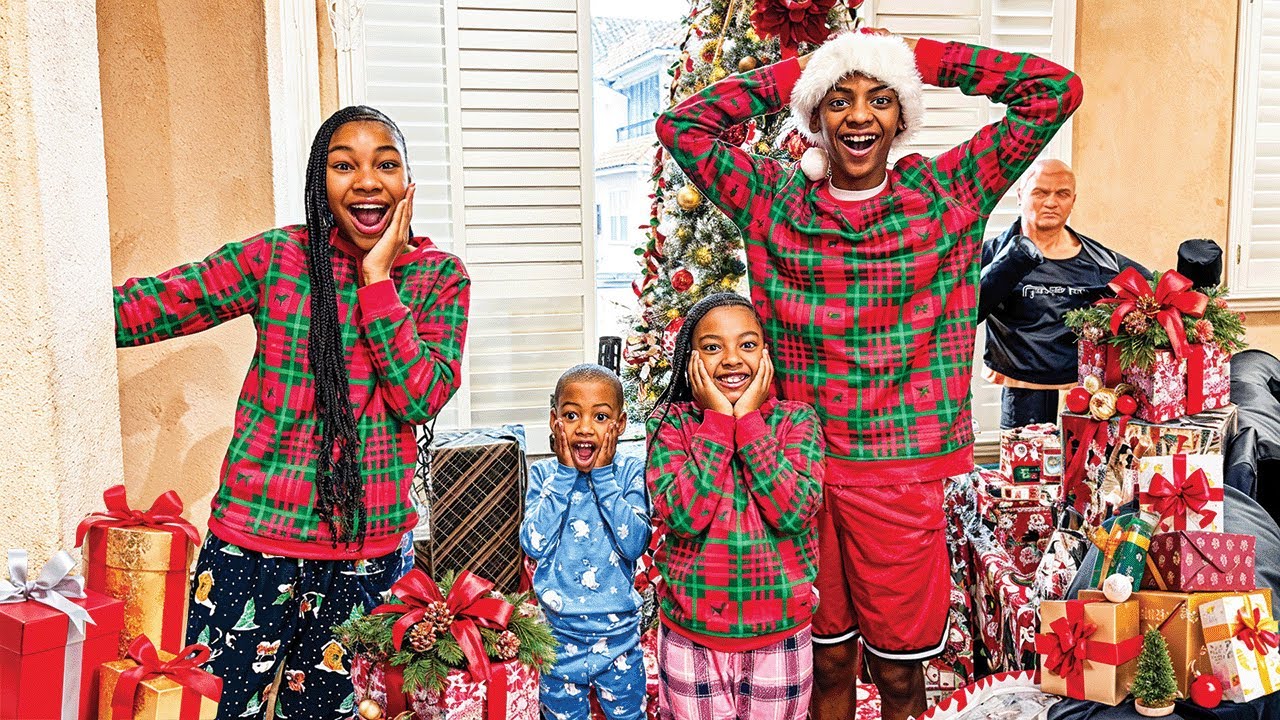 CHRISTMAS MORNING OPENING PRESENTS 2024 🎁