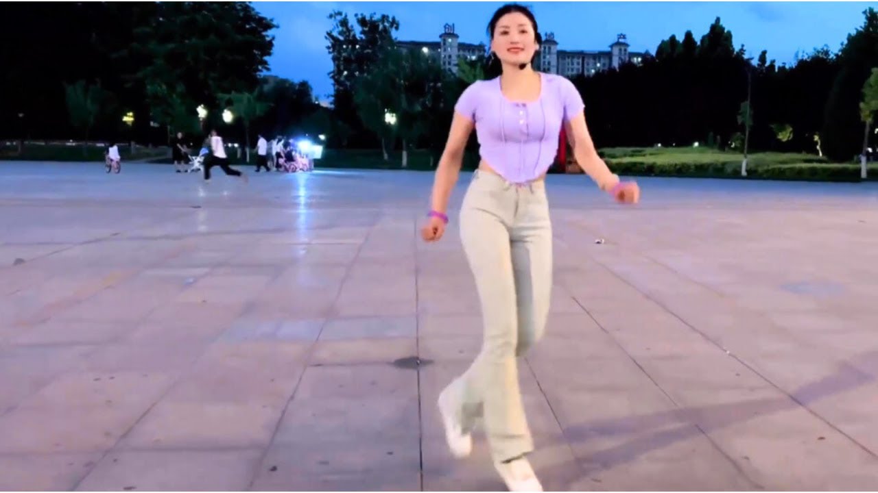 💝💃🎶歌曲背景上的新舞蹈《来生再续未了情》！鬼步的步法轻轻地跳，不伤膝盖不伤脚