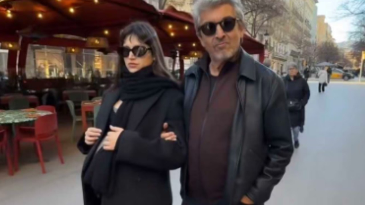 A días de ser mamá, Úrsula Corberó paseó por Barcelona con Ricardo Darín