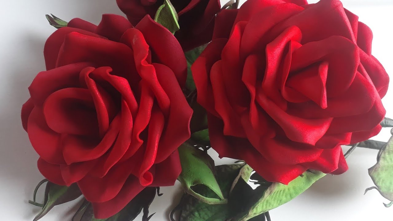 Lindas rosas vermelhas sem botões e sem frisadores!!super fácil