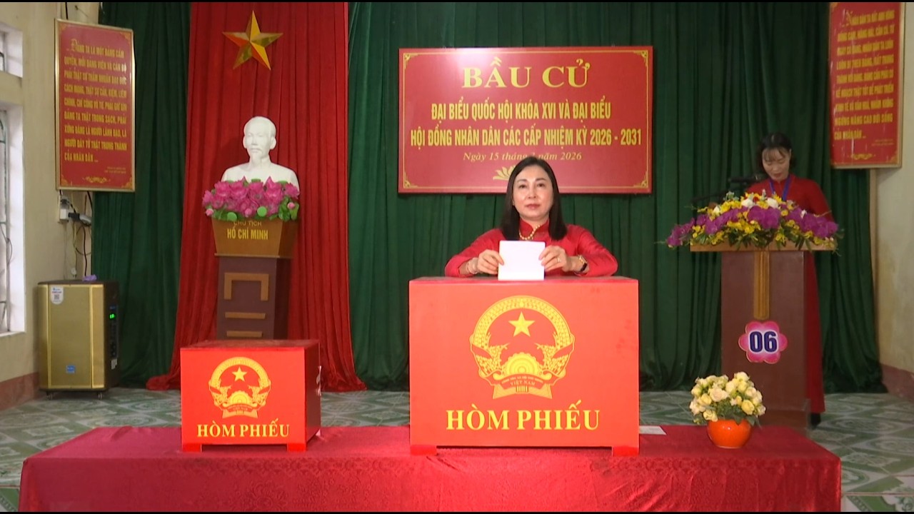 Đồng chí Phó Bí thư Thường trực Tỉnh ủy Đinh Thị Lụa dự khai mạc ngày bầu cử