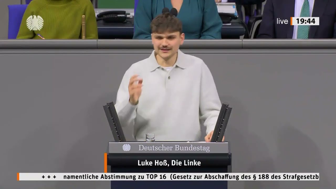24 jähriger spittet Facts - Bundestag eskaliert