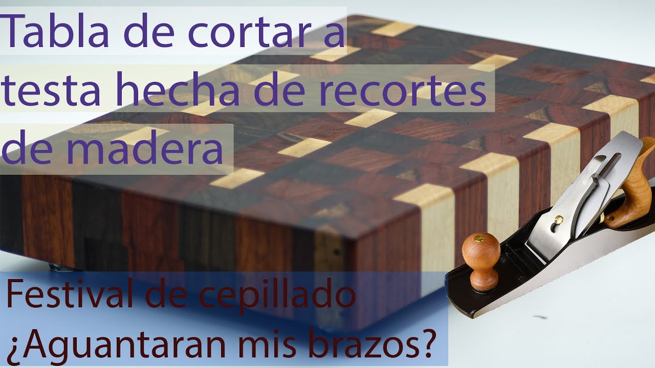 Tabla de cortar a testa  hecha de recortes de madera; hecho a mano