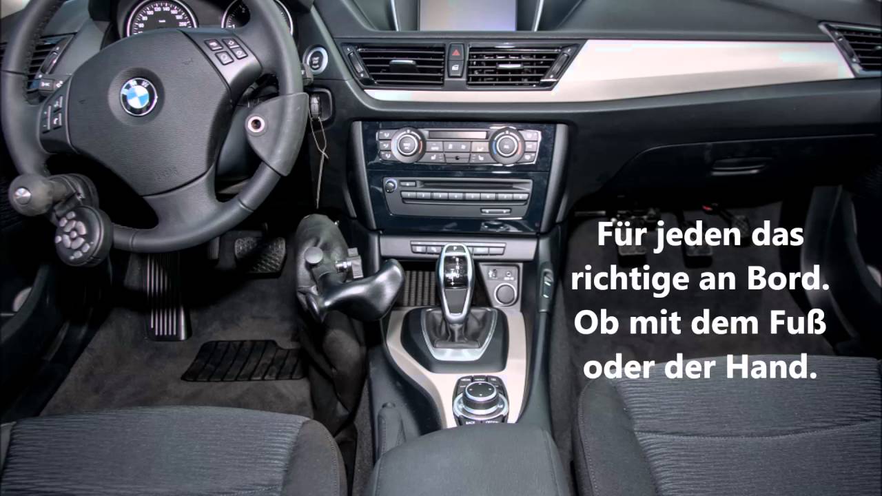 Behindertengerechtes Fahrschulauto BMW X1