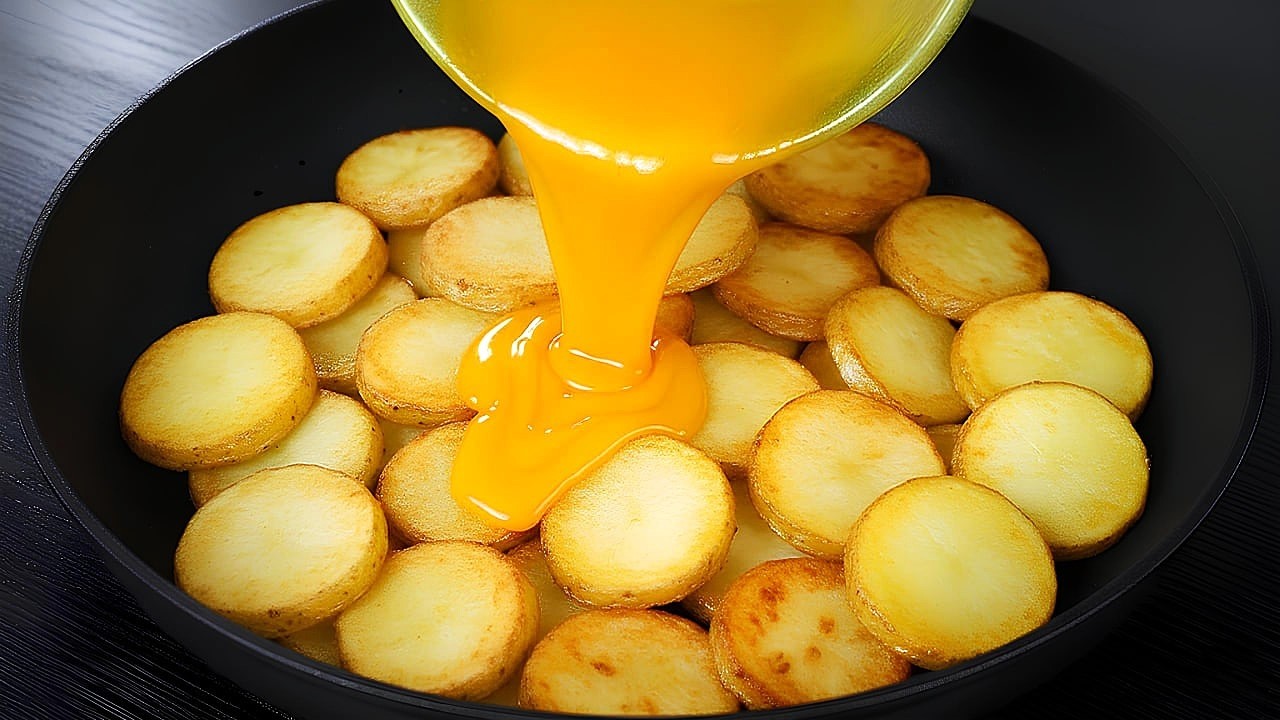 Картофель с яйцами лучше пиццы! Сытный рецепт на сковороде!