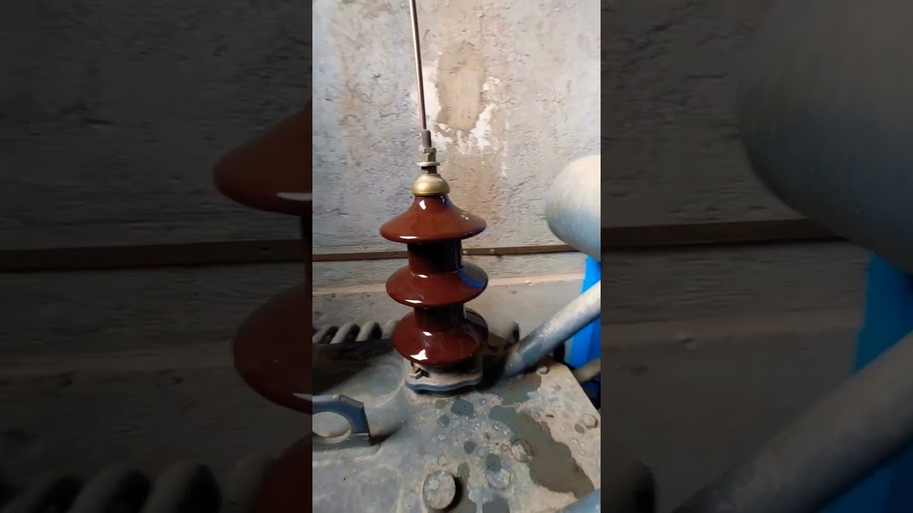 Isolatori ceramici media tensione su trasformatore Medium voltage ceramic insulators on transformer