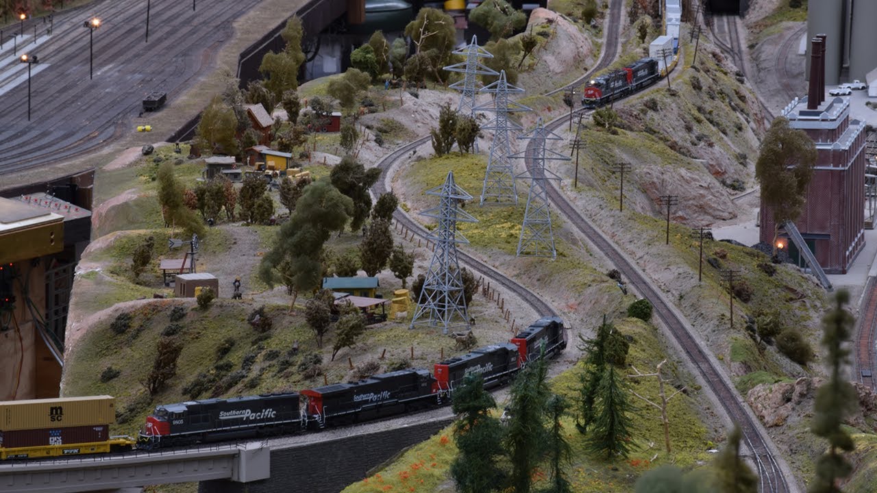 MONSTER Southern Pacific intermodal train in HO - 126 cars at the Pasadena Model Railroad Museum