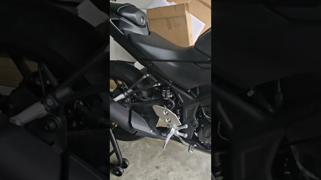 2025 Yamaha R3 stock exhaust vs Leo Vince LV-10 full black slip-on exhaust #yamaha #leovince #r3