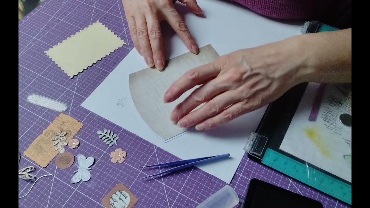 Tuto embellissement pour junk journal et c'est pour la pochette en forme de cercle 
