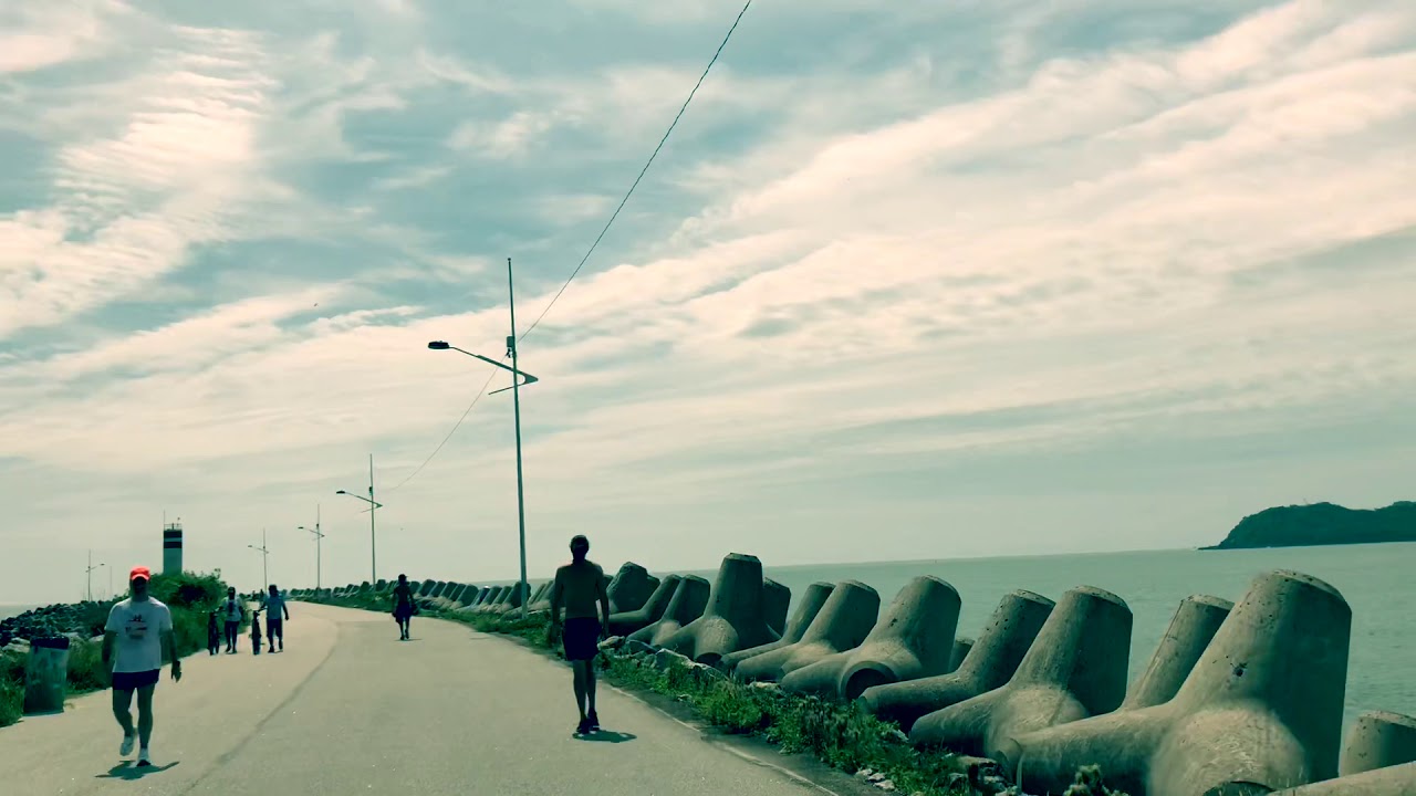 Passeio no Molhe da Barra do Rio Itaja&iacute;-A&ccedil;&uacute; em um domingo de manh&atilde; ensolarado