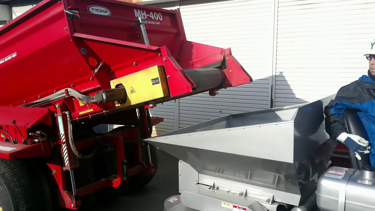 TYCROP MH-400⑤目砂散布機へ焼砂積載