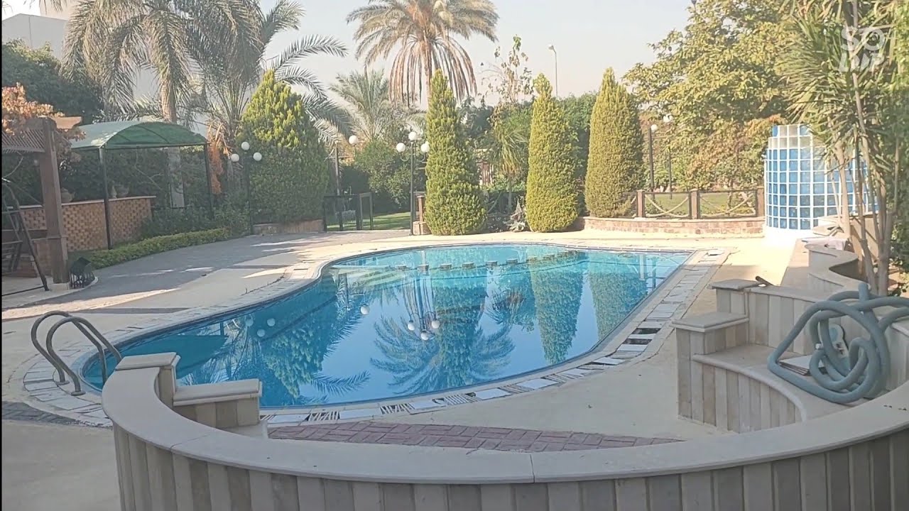 فيلا للبيع 1300متر الترا سوبر لوكس 2 قطعة شارع امامى وخلفى بارقى كمبوند مدينه الشروق ت 01094975370