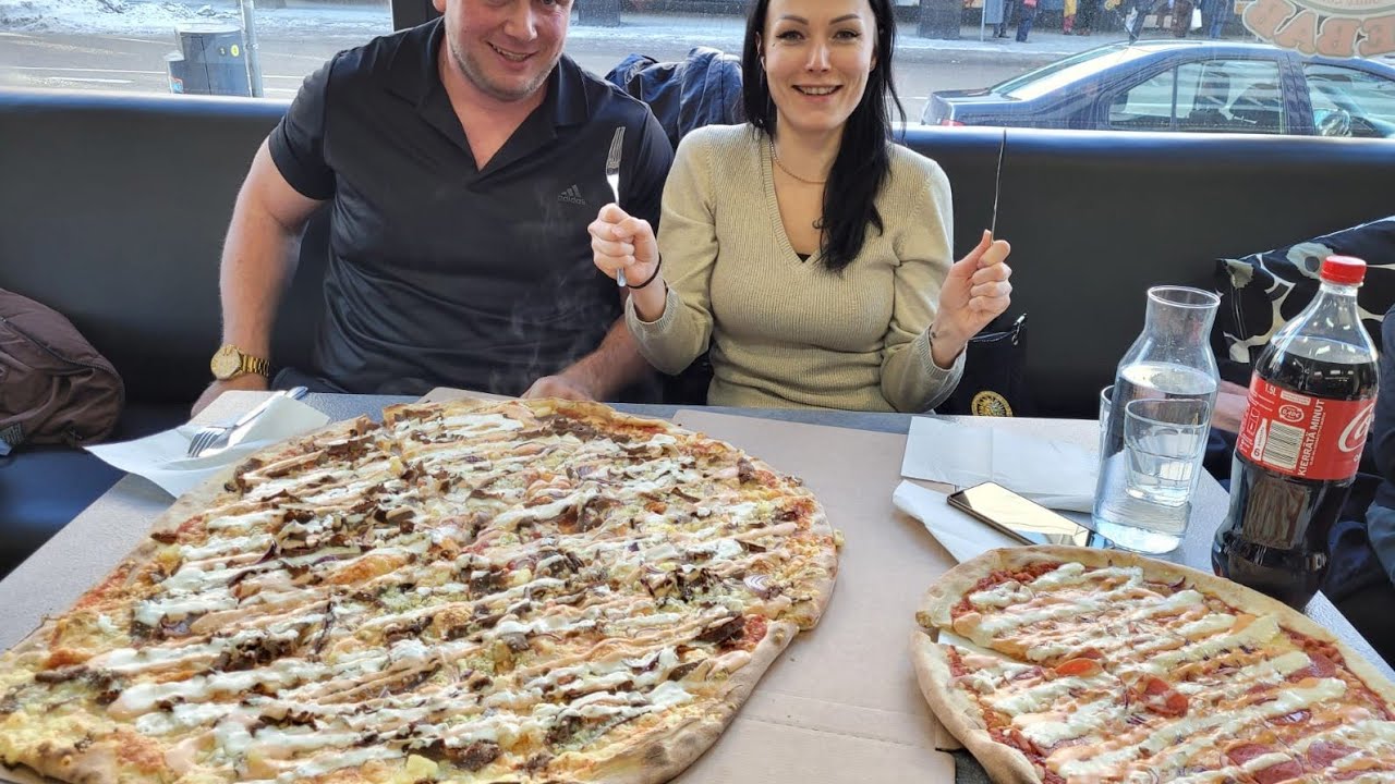 Gunu syö sian korvaa,sian kieltä, kuivattua kalaa ja suomen suurinta pizza.