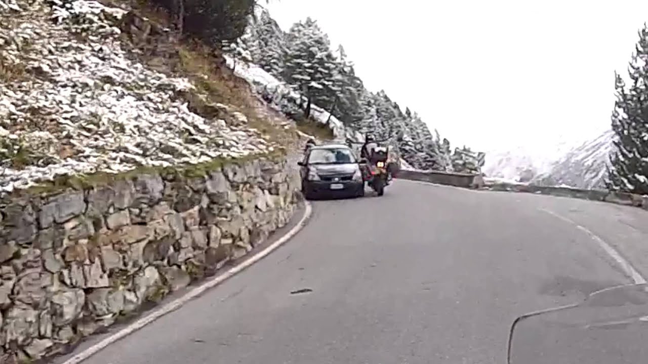 Motorcycle crash on the Stelvio Pass - Why taking bends the right way is important.