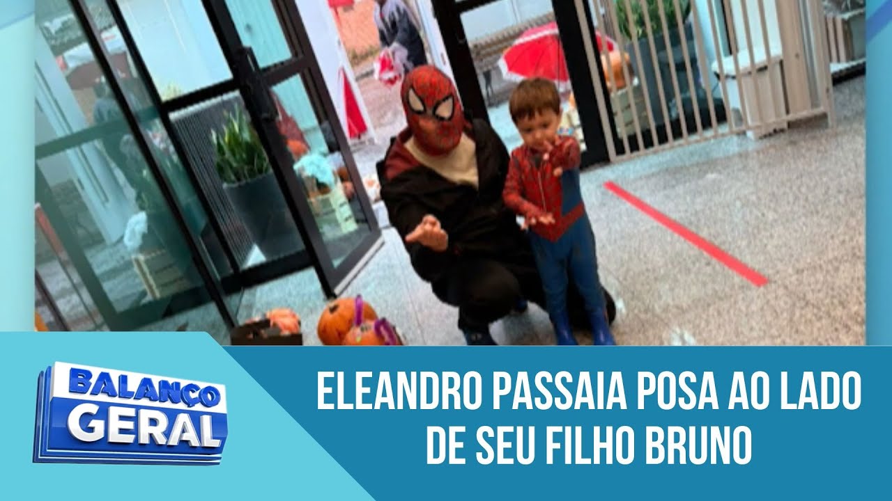Eleandro Passaia veste m&aacute;scara do Homem-Aranha e posa ao lado do filho Bruno