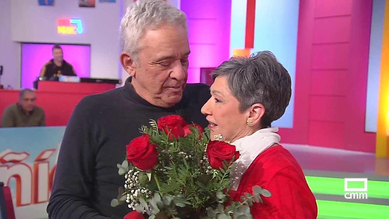 Pedro viene a un encuentro en la mampara con Carmen | En Compañía