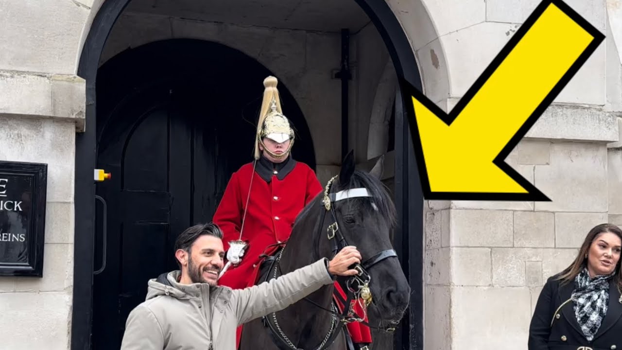 DISRESPECTFUL Tourists REFUSE TO RELEASE touching the king’s guard horse reins!!!