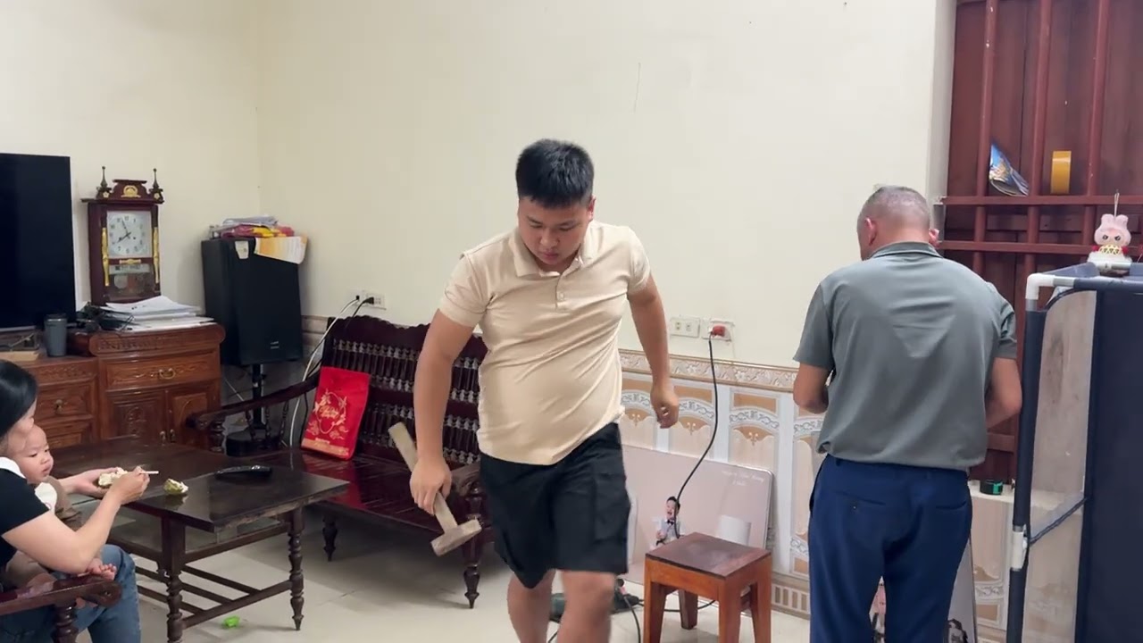 Ông Nội Và Bố Bắn Ảnh Cho Coca Ở Giữa Nhà Cho Rực Rỡ