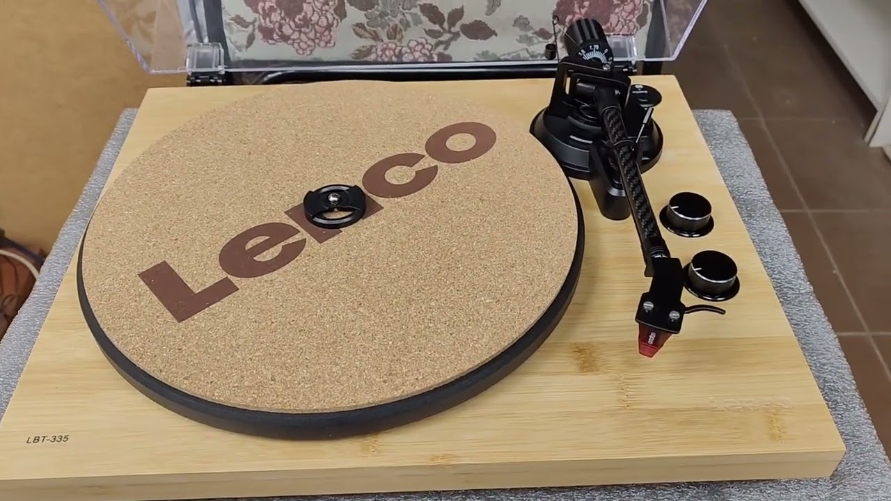 Отличный (от хороших) проигрыватель виниловых пластинок Lenco