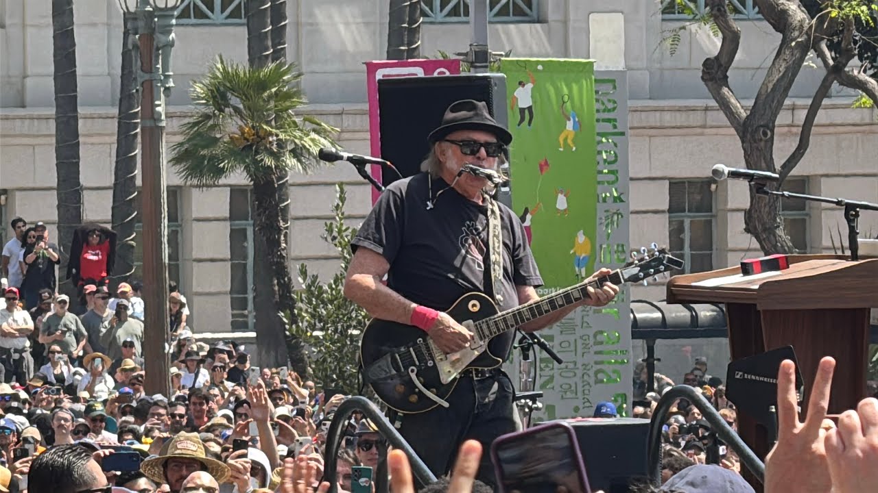 Neil Young at LA Ca Bernie Sanders AOC Fighting Oligarchy Rally w/ Joan Baez & Maggie Rogers