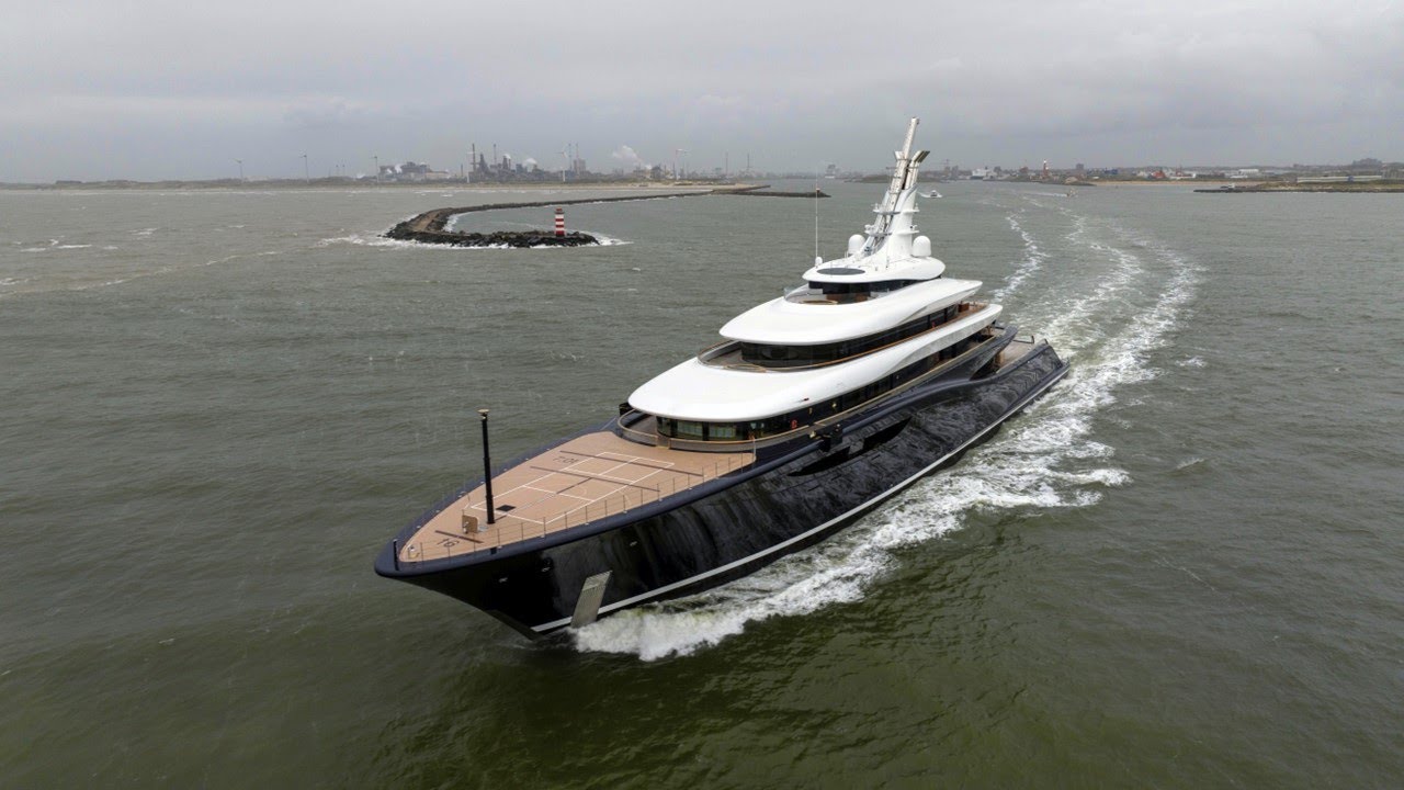 Bill Gates' 118.8m/ 390ft Breakthrough (YN821) had its first sea trials