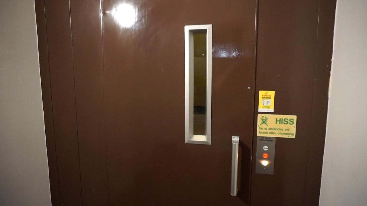 Original 1978 KONE hydraulic elevator without inner doors @ USNR, Söderhamn, Sweden