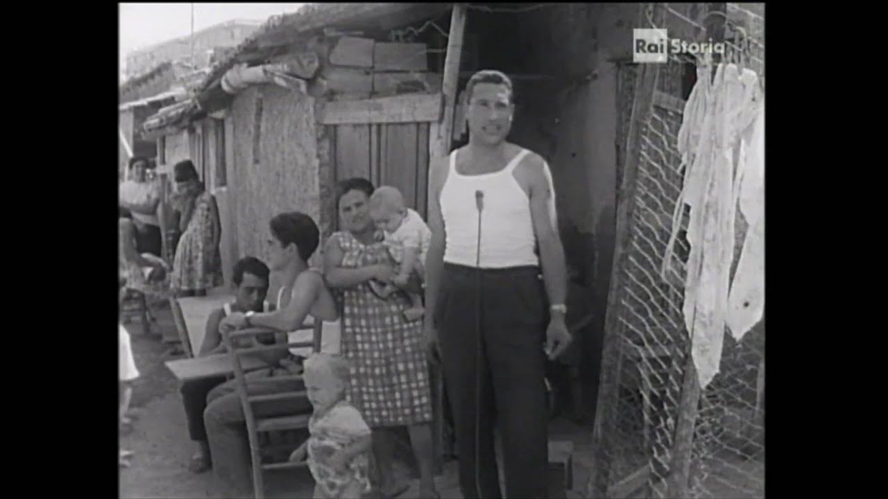 Roma - Postino tra le baracche 1964