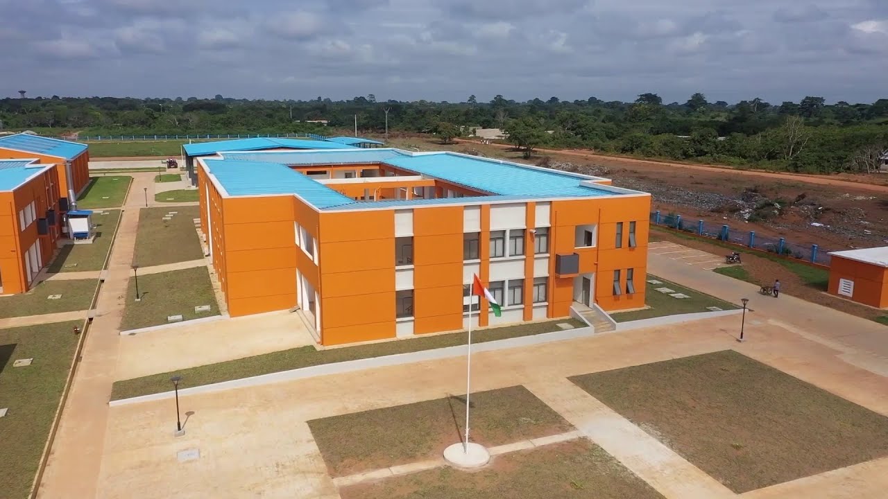 Le premier ministre Robert Beugré Mambé inaugure le lycée multisectoriel de Diabo