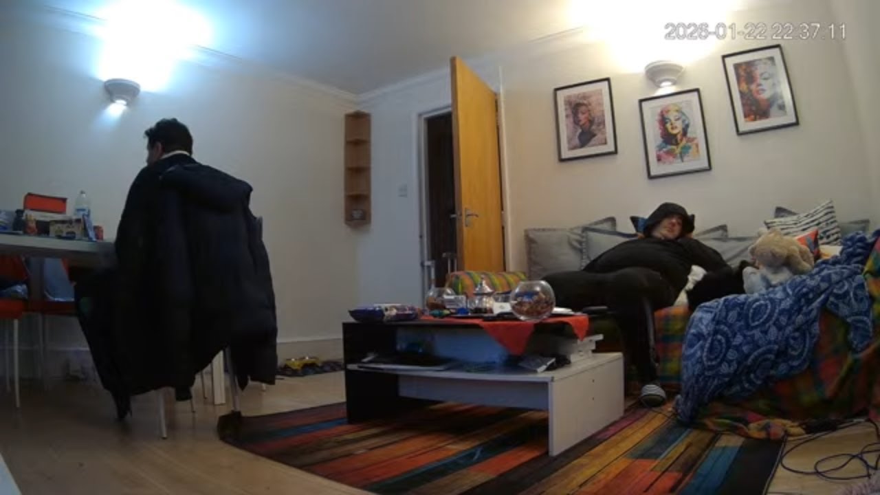🔴 24/7 LIVE: Italian Couple in London - Real Life [LIVING ROOM 🛋️] - MiGIPepeVibes - Cam 1