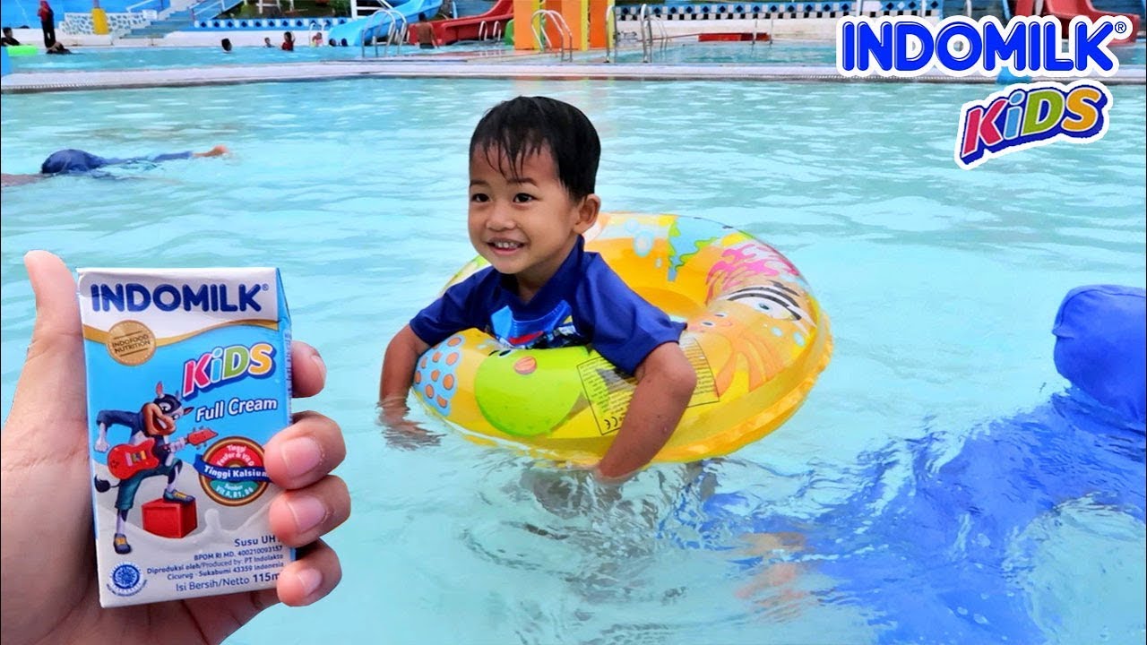 Minum susu UHT Indomilk Rafa jadi Kuat Berenang dan Main Air di Waterboom