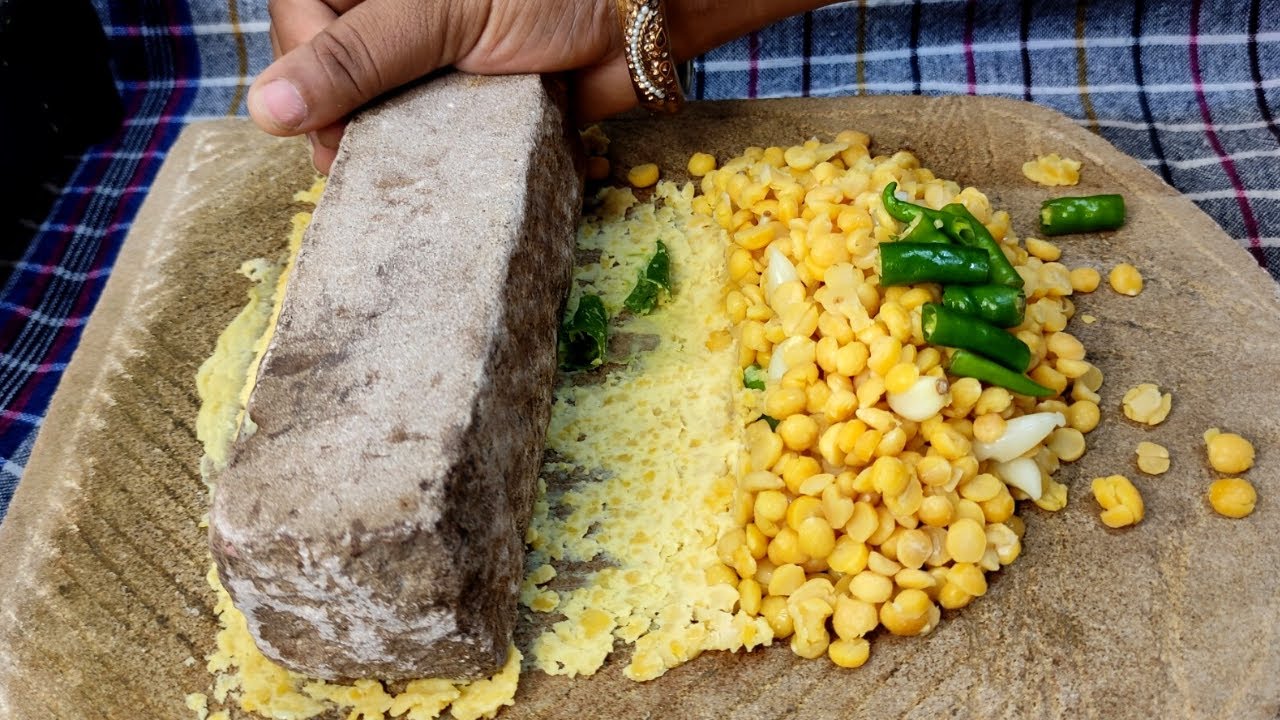 गाँव के तरीके से बना हुआ चना दाल पराठा मिल जाये तो स्वाद दुगना हो जाये। village style Dal Paratha
