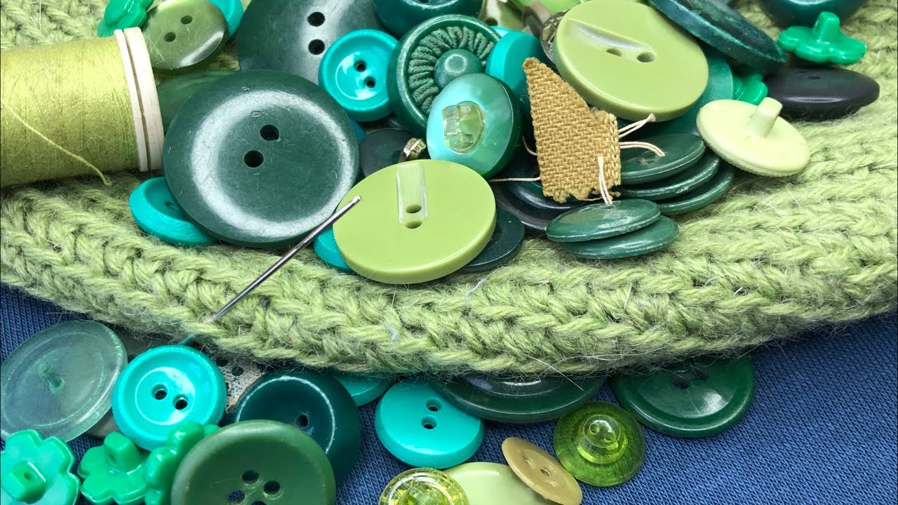 Необычный декор для вязанного берета