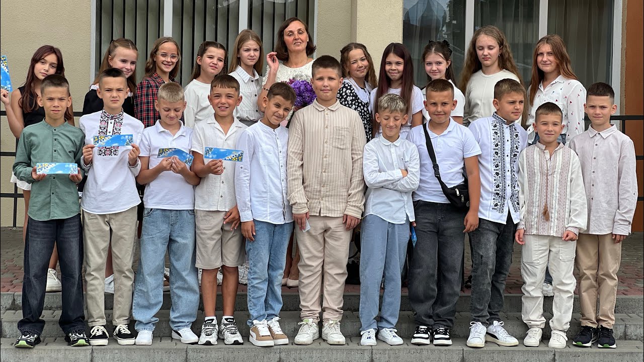 На згадку дітям, батькам, родині та Україні.