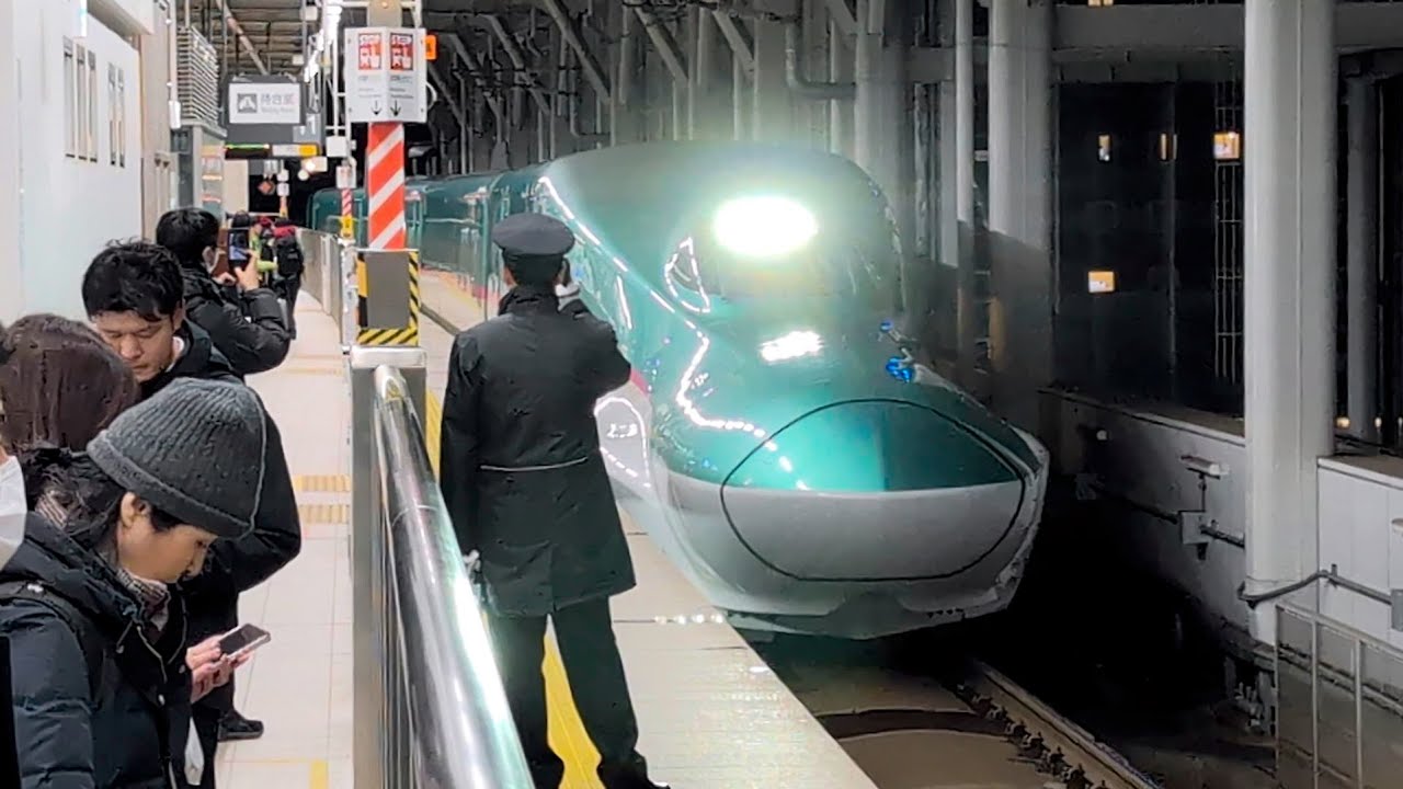 2026年2月20日㈮20:38 15、20:40 45に仙台行きの東北新幹線が11番線:U46編成、20:40 30、20:42 45に新函館北斗行きの北海道新幹線が13番線:H3編成#新青森駅#夜