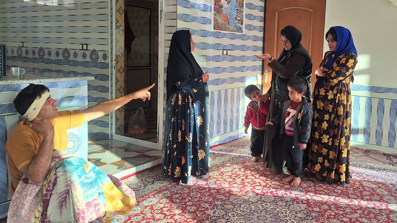 Акбар разозлился и выгнал Амину и Масуме из дома, угрожая оператору.