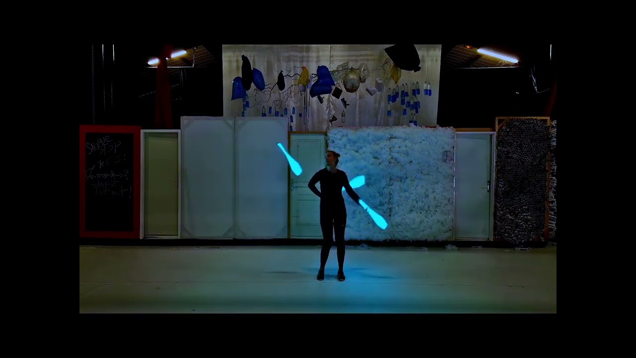 3606 LED juggler with clubs