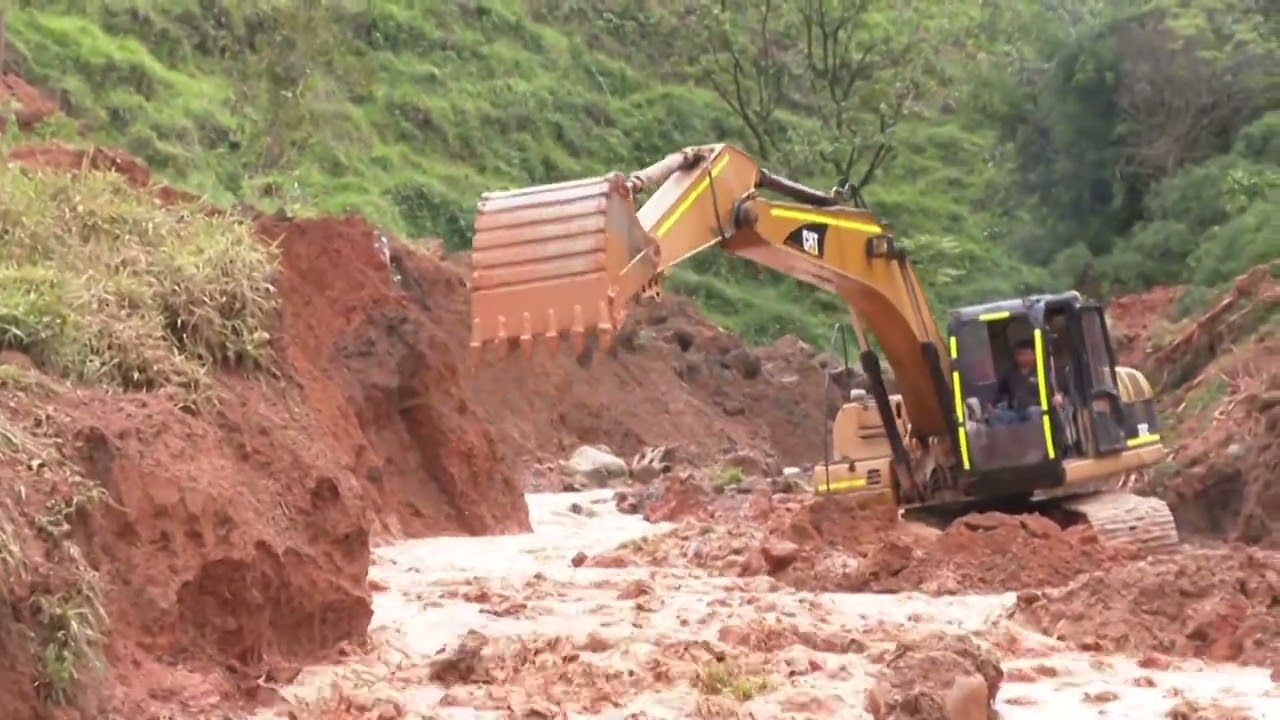 Deslizamiento sobre una quebrada en Caldas tiene en vilo a varias familias