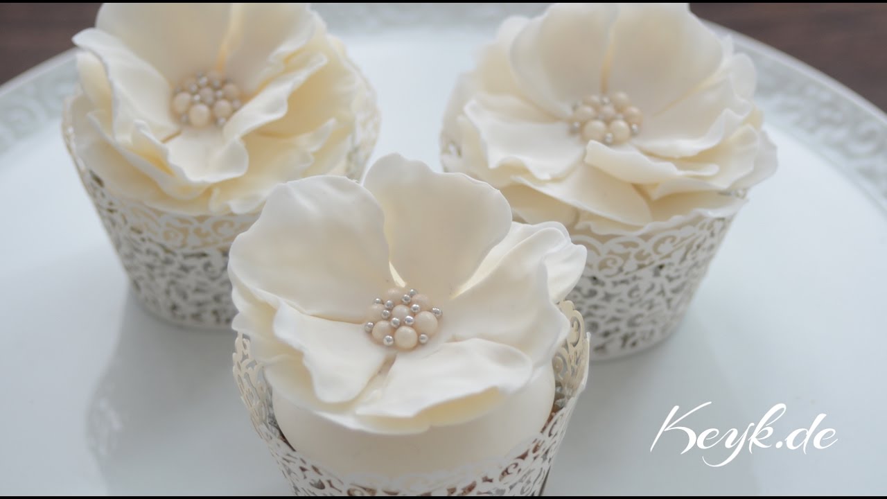 Hochzeits Cupcakes: Blütenpaste Rose mit Zuckerperlen Brosche - Satin Ice  - Wedding Cupcake Toppers