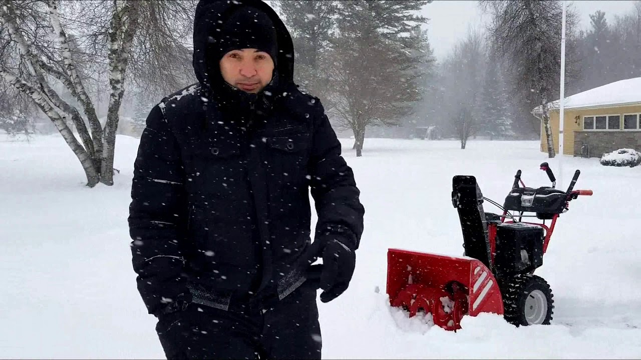 Usando el soplador de nieve o snowblower (Suscríbete Por Favor)