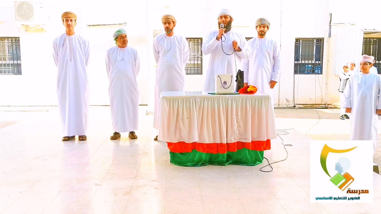 المدير العام المساعد بتعليميةمسقط يكرم الطالب أحمدبن كهلان الخروصي من مدرسةالخوير لإتمامه حفظ القرآن