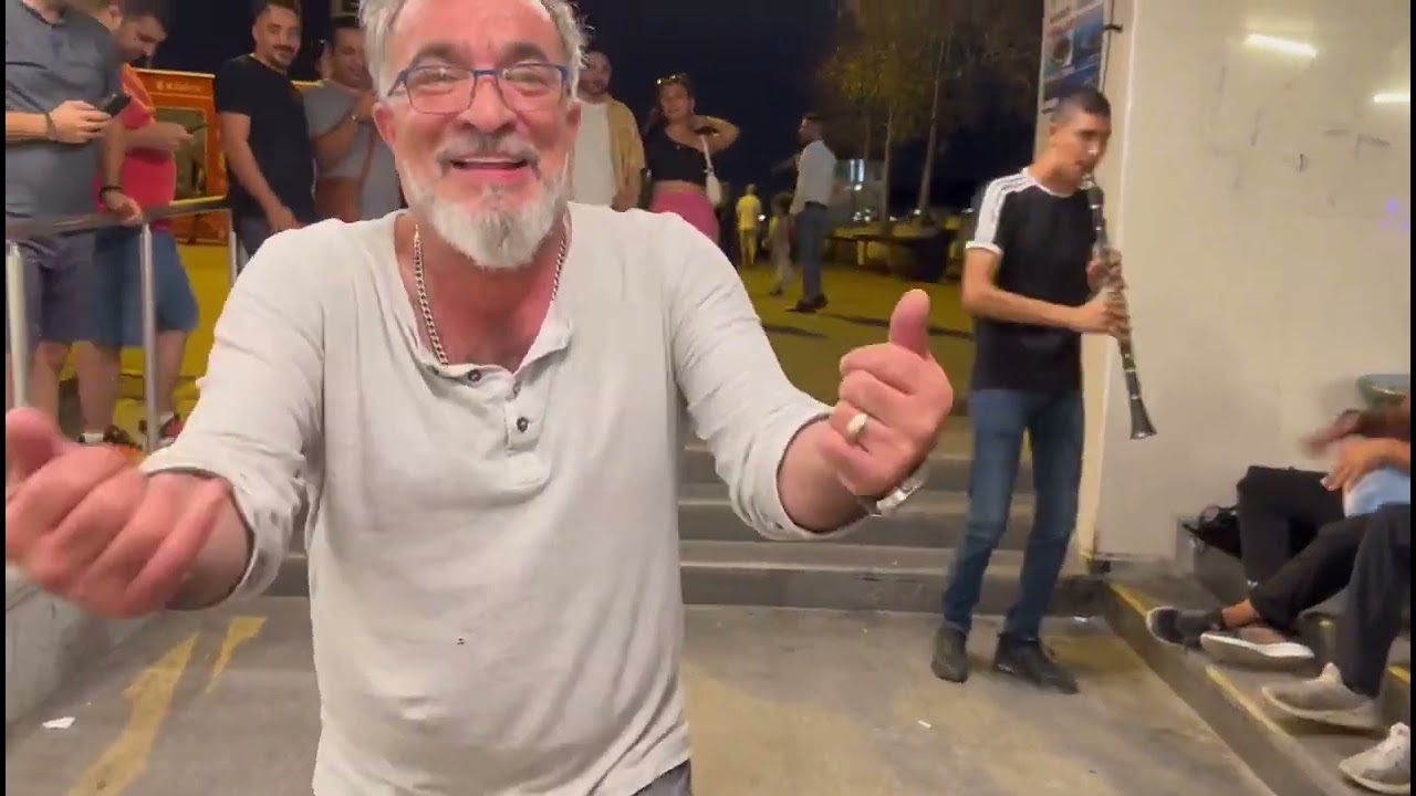 İSMET SERT TAKSIM SOKAK SANATCILARI ILE AZERI OYUNU
