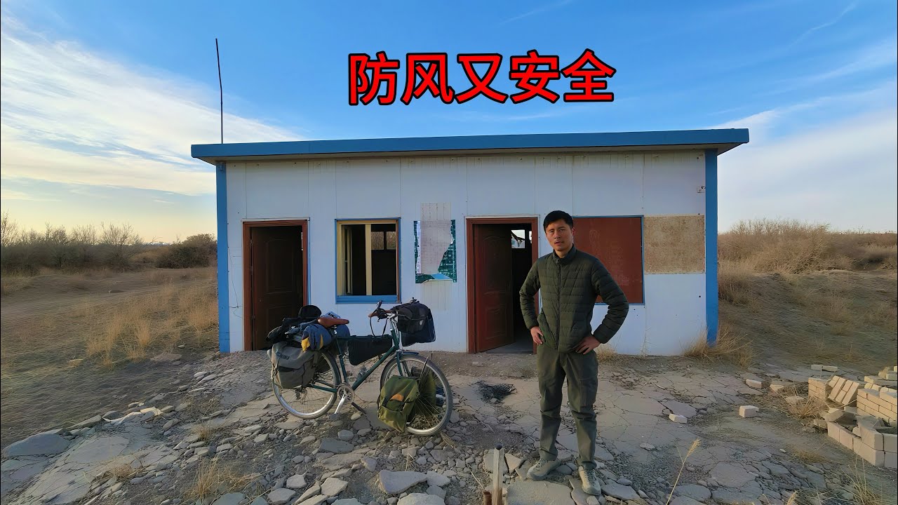 騎行青海，戈壁灘撿到廢棄鐵皮房，撿柴搭個灶台3斤羊肉燉著吃