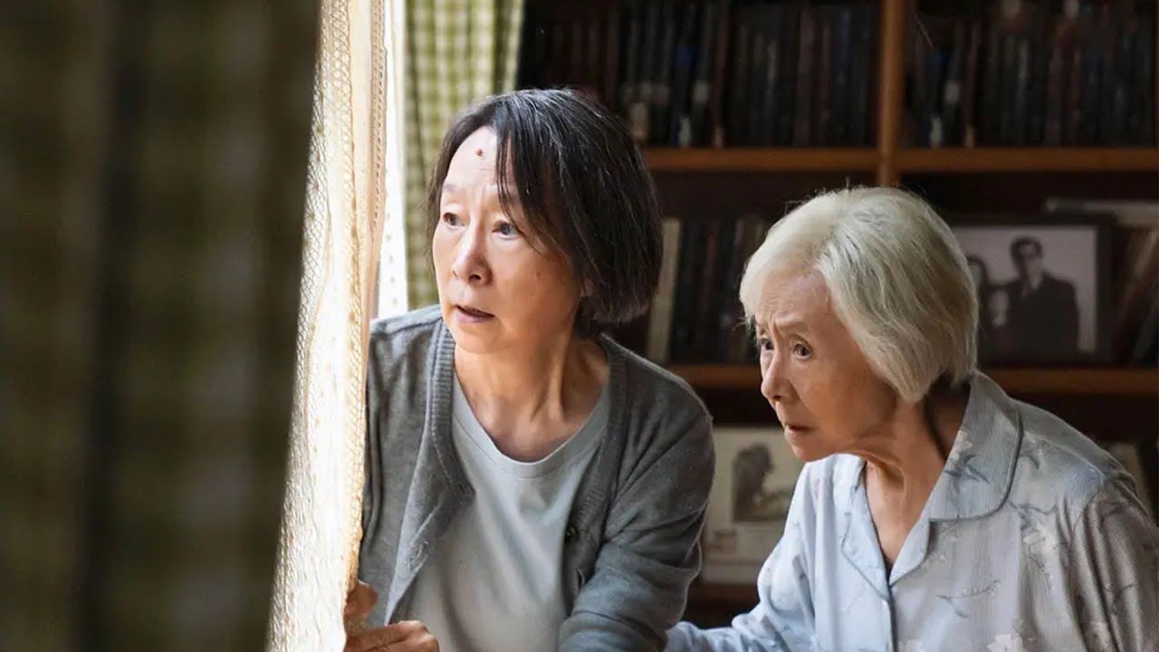 65岁的女儿患上阿尔茨海默症，本想默默离开人世，却又一次被85岁的母亲照顾生活，故事结局感动了所有人！【阿奕】