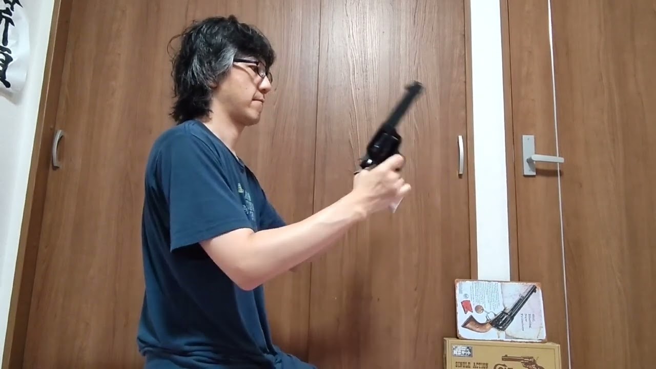 Day1487_ピースメーカーのモデルガンをくるくる回すだけの動画