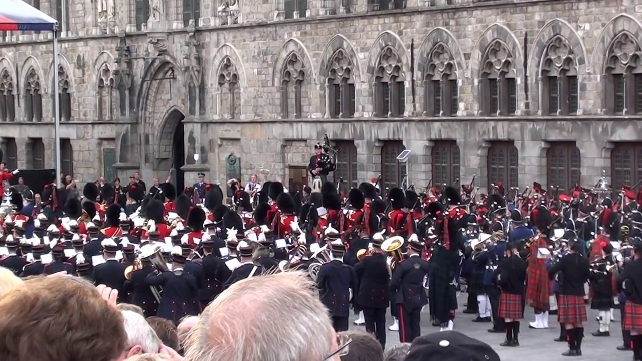 Ypres Memorial Tattoo 2014 - Auld lang syne + Last Post